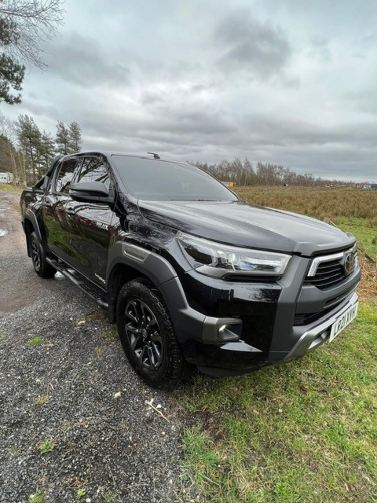 TOYOTA HILUX INVINCIBLE - Image 7 of 13