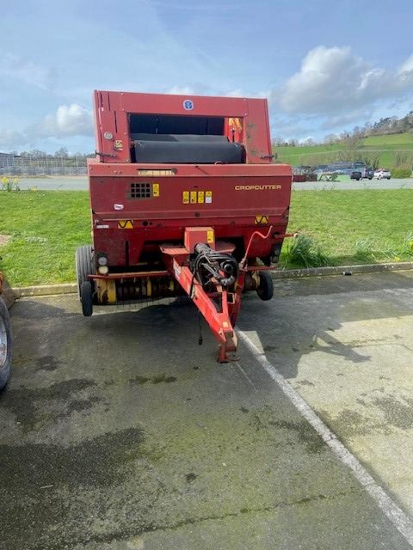 NEW HOLLAND 648 ROUND BALER IN WO