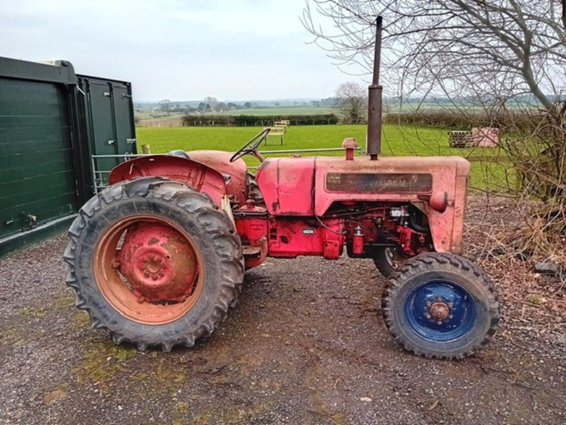 INTERNATIONAL 414 TRACTOR, 2WD. STARTS A - Image 2 of 3