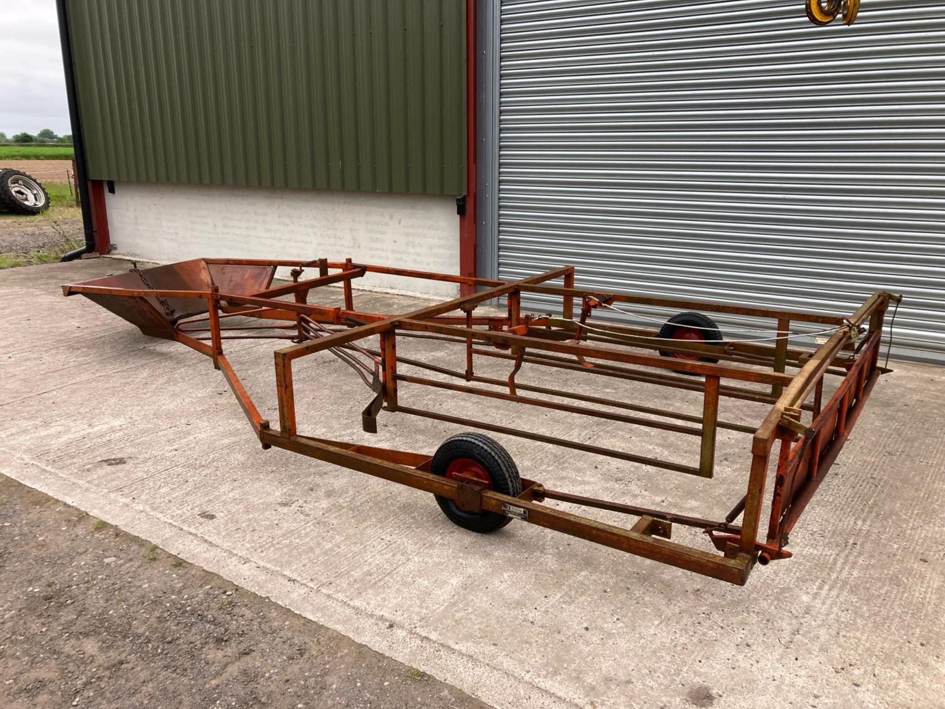 BROWNS FLAT 8 BALE SLEDGE - Image 2 of 3