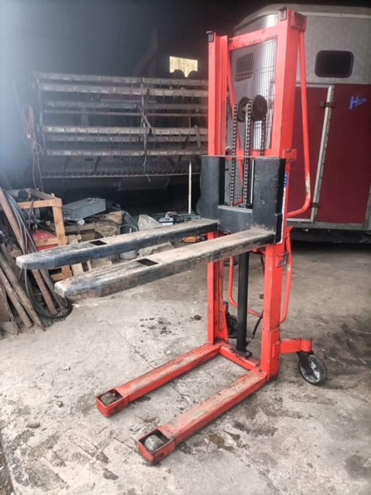 HYDRAULIC MANUAL PUMP UP FORK LIFT - Image 3 of 5