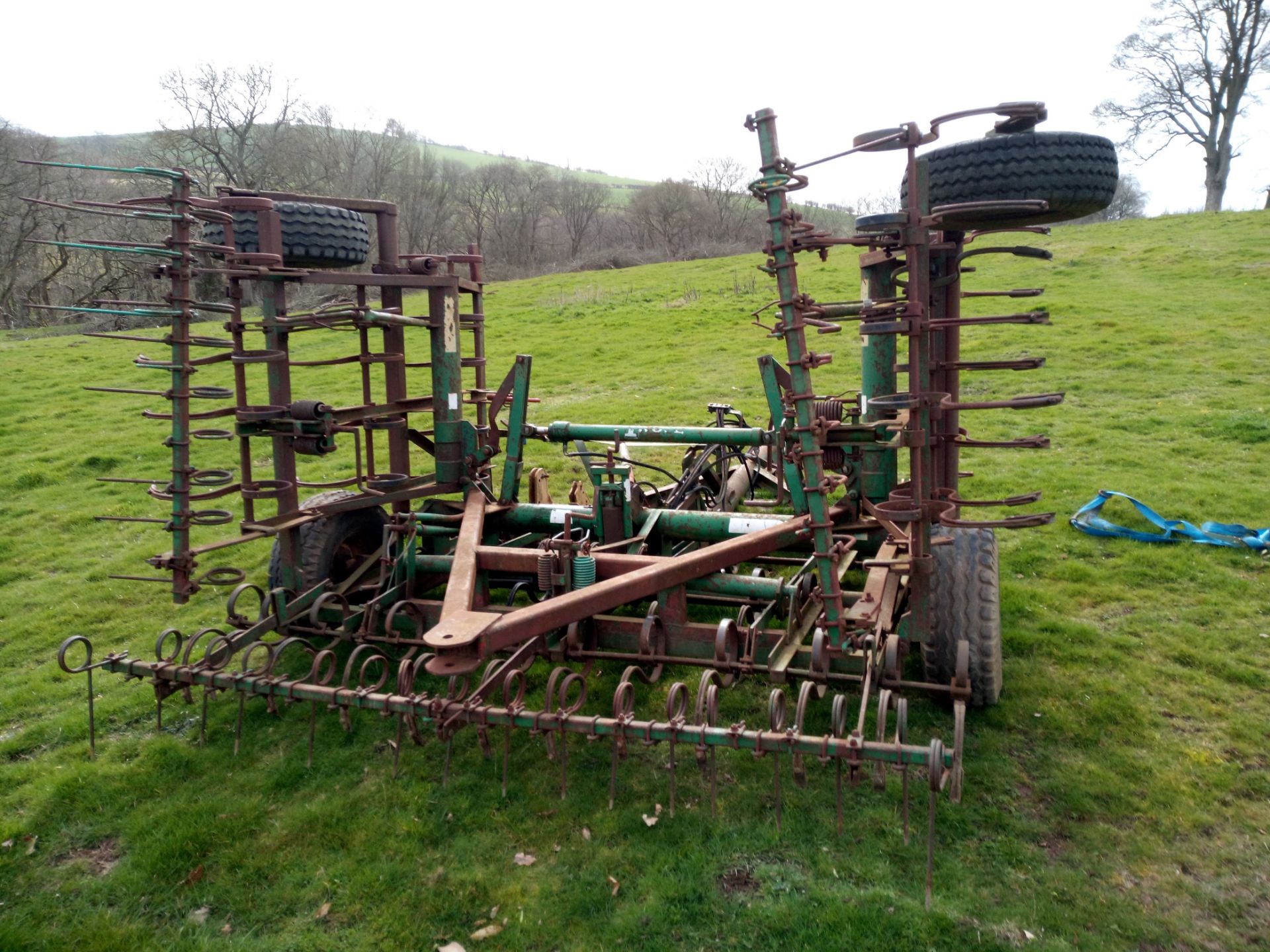 FOLDING SPRING TINE HARROWS - Image 3 of 3