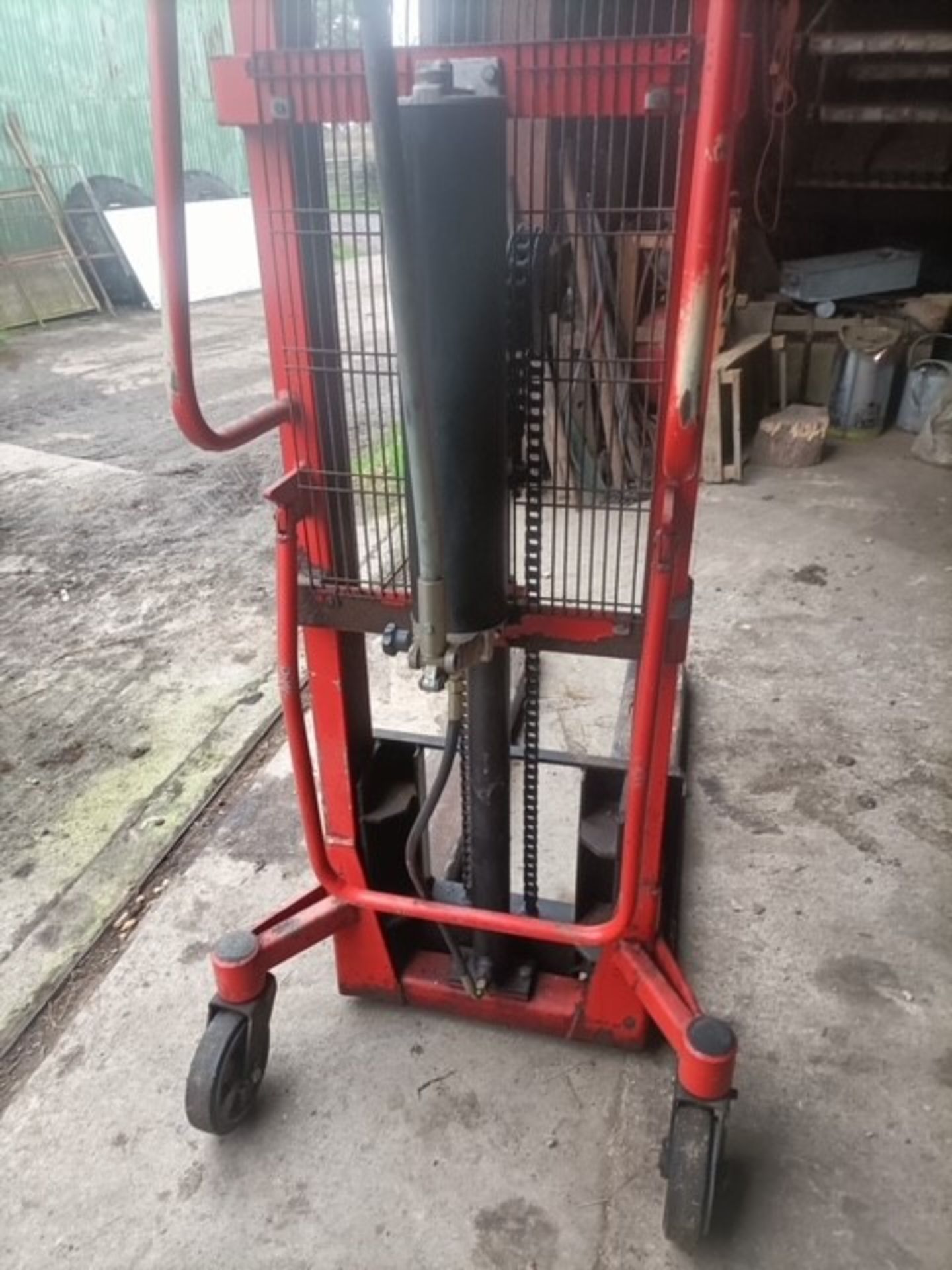 HYDRAULIC MANUAL PUMP UP FORK LIFT - Image 4 of 5
