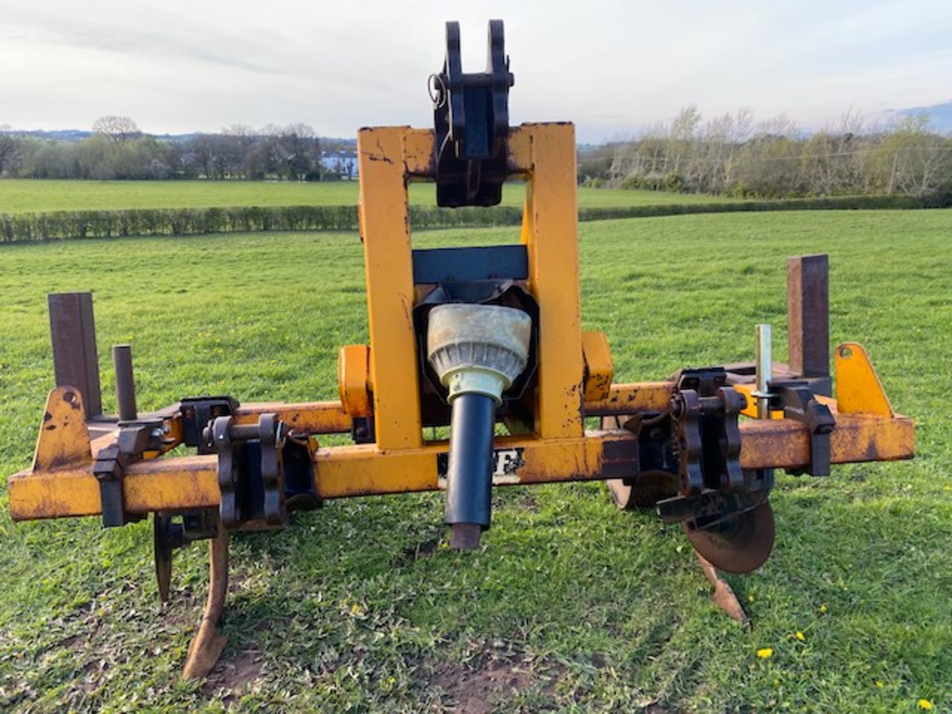 MCCONNEL 2 LEG GRASSLAND SHAKERATOR