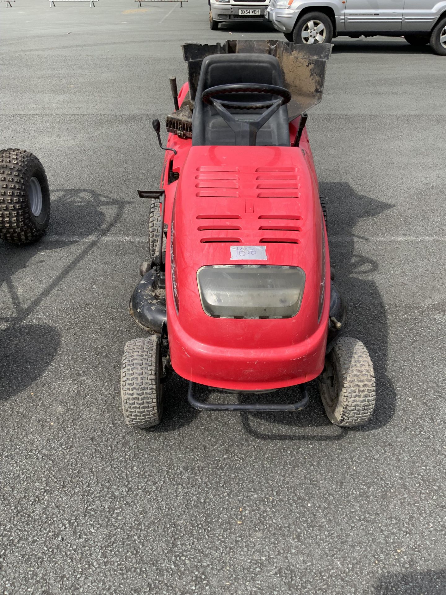 RIDE ON MOWER WITH COLLECTOR