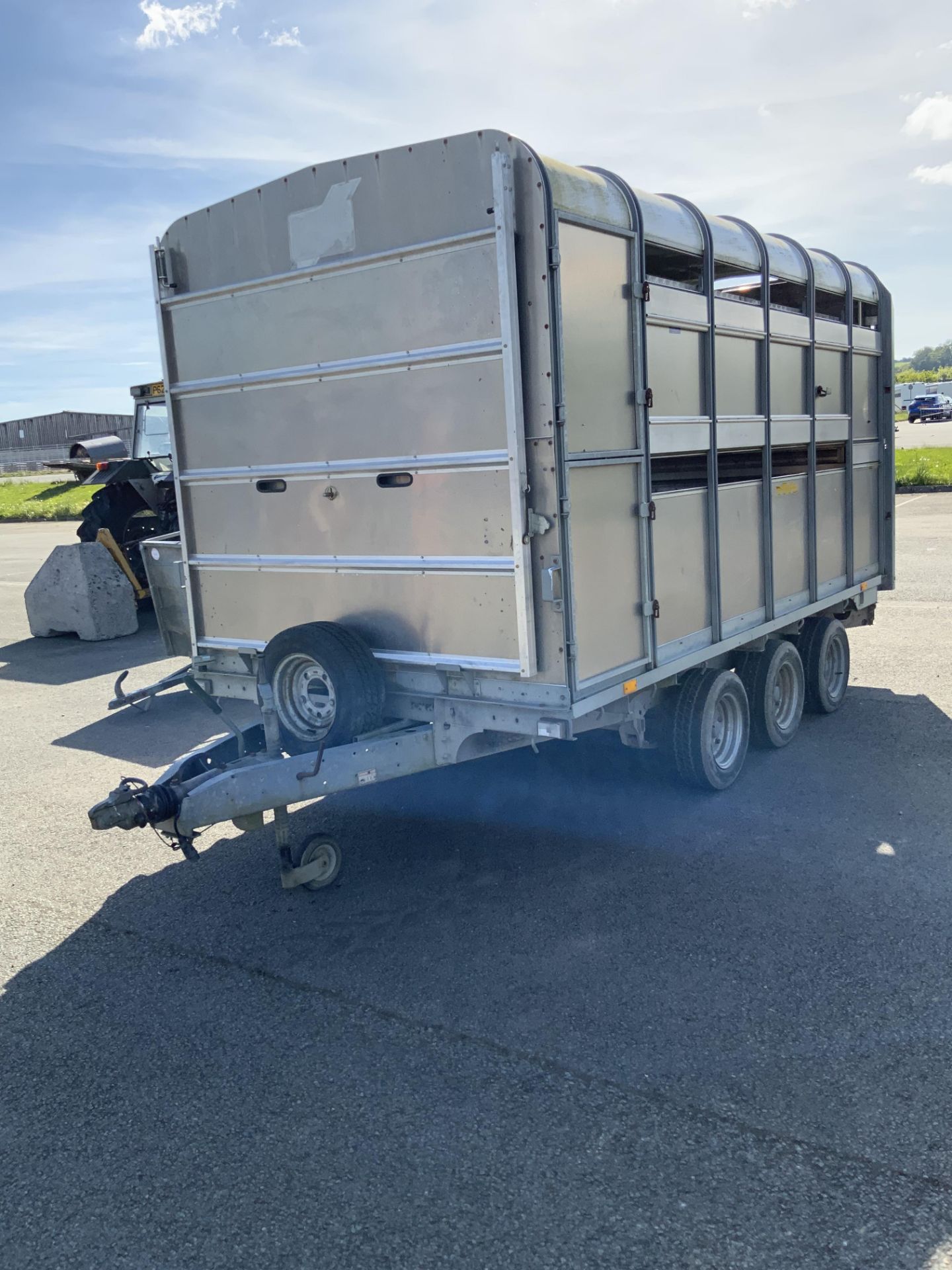 12FT IFOR WILLIAMS STOCK TRAILER - Image 2 of 4