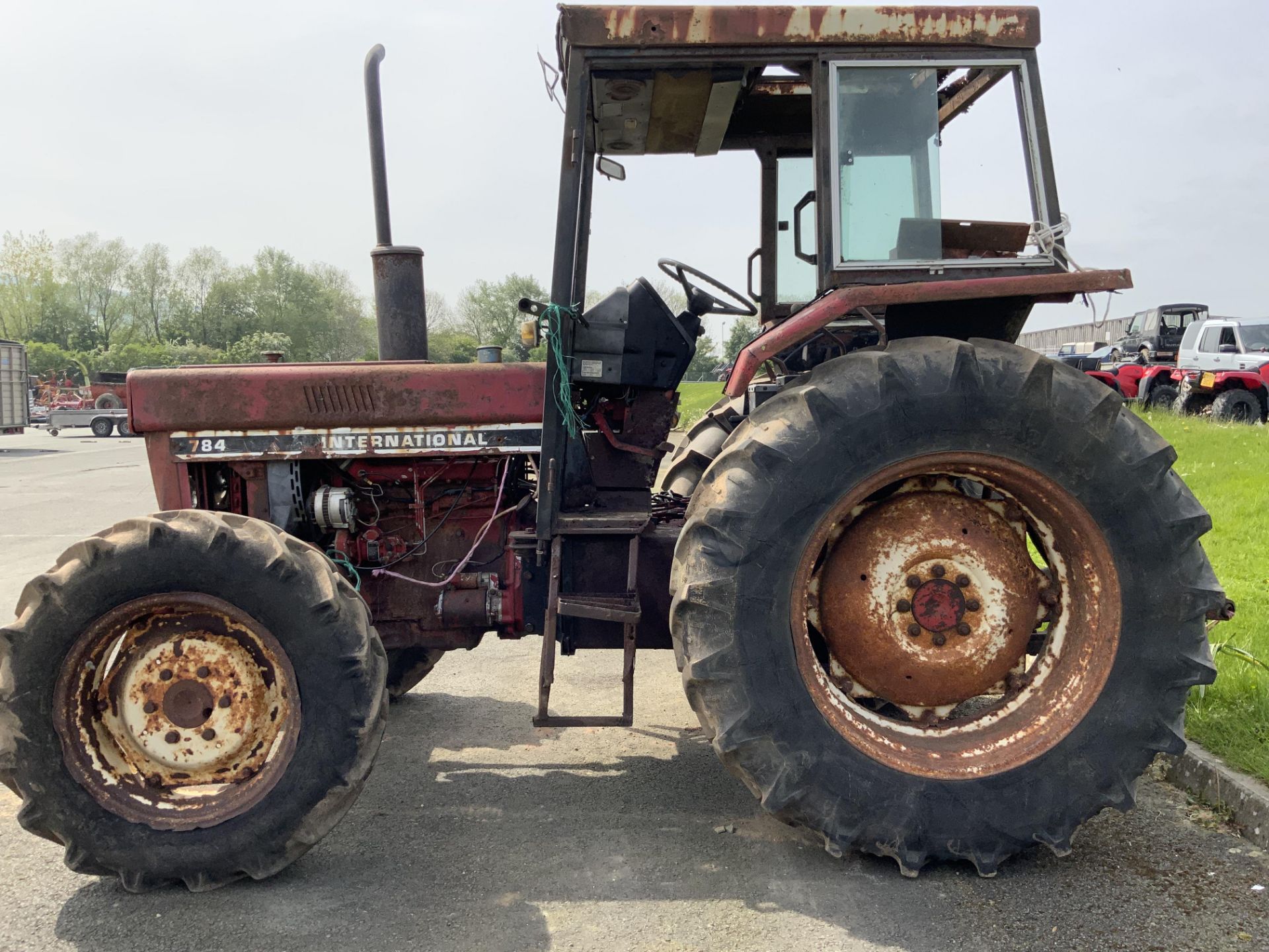 INTERNATIONAL 784 4WD TRACTOR - Image 3 of 7