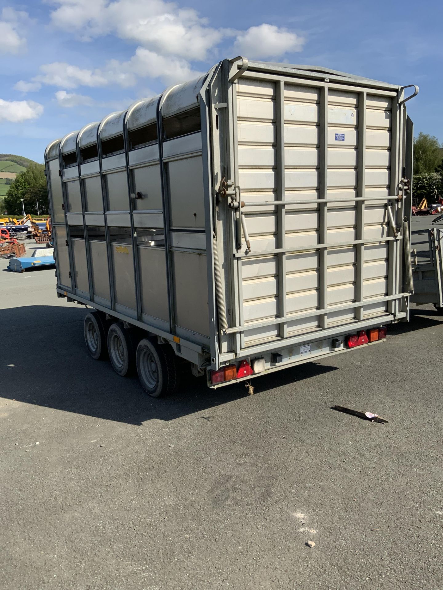 12FT IFOR WILLIAMS STOCK TRAILER - Image 3 of 4