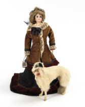 Elegante französische Puppendame mit Windhund. Wohl Gaultier.