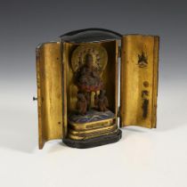 Kleiner Lackschrein mit Buddhafigur - Butsudan.