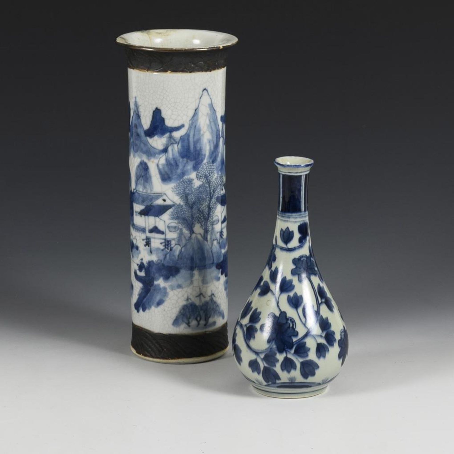 2 Vasen mit Unterglasur-Blaumalerei.