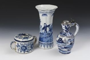 Delfter Fayence-Stangenvase und Kugelbauchkrug mit Chinoiserien, dazu 1 Henkeltopf.