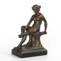 Jugendstil-Statuette: Sandalenbinderin.