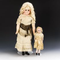 2 blonde Papiermachépuppen.