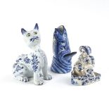 3 Delfter Fayence-Figuren: Katze, Fisch und Frau.