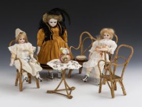 Sitzgruppe aus Rattangeflecht und 3 Puppen.