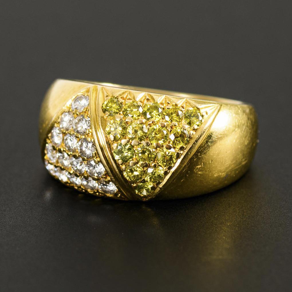 Ring mit weißen und farbigen Brillanten.