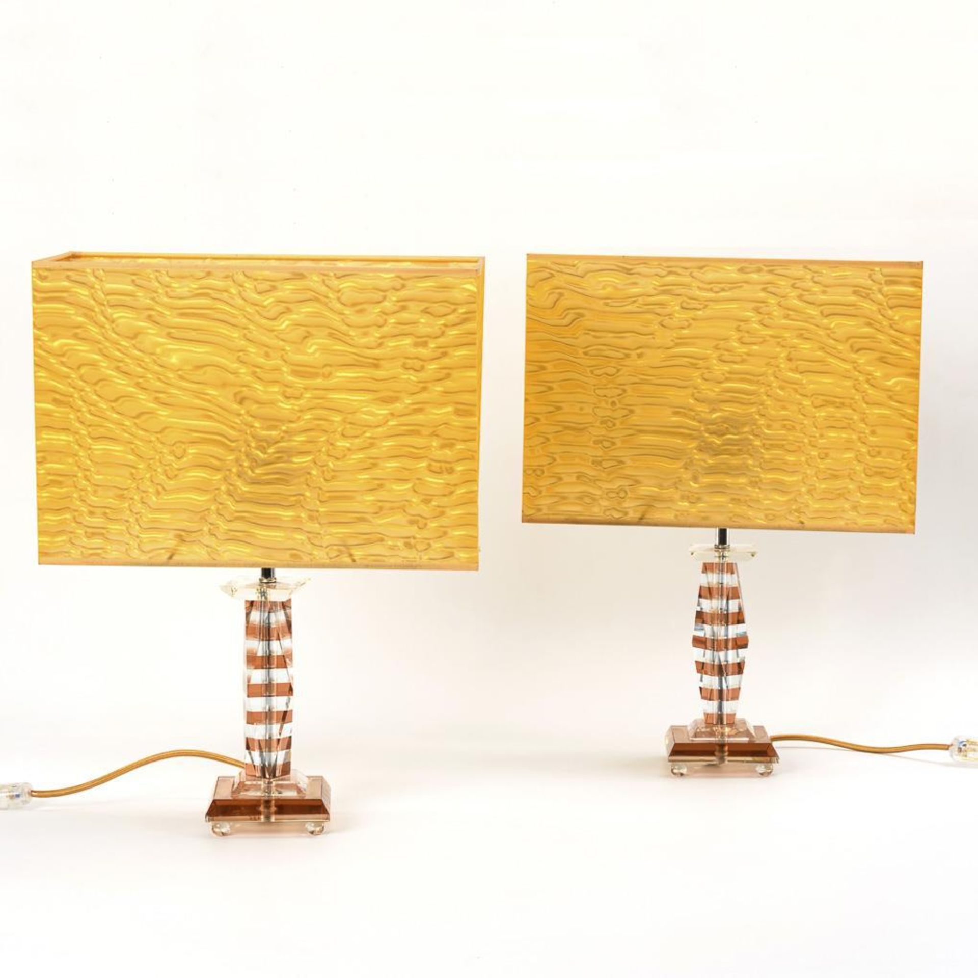 Design-Lampenpaar mit rechteckigen Lampenschirmen.