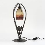 Französische Tischlampe mit Eisenfuß und Glasschirm.  Muller Fres Luneville.