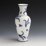 Art-déco-Vase mit Blaumalerei. Aelteste Volkstedter.