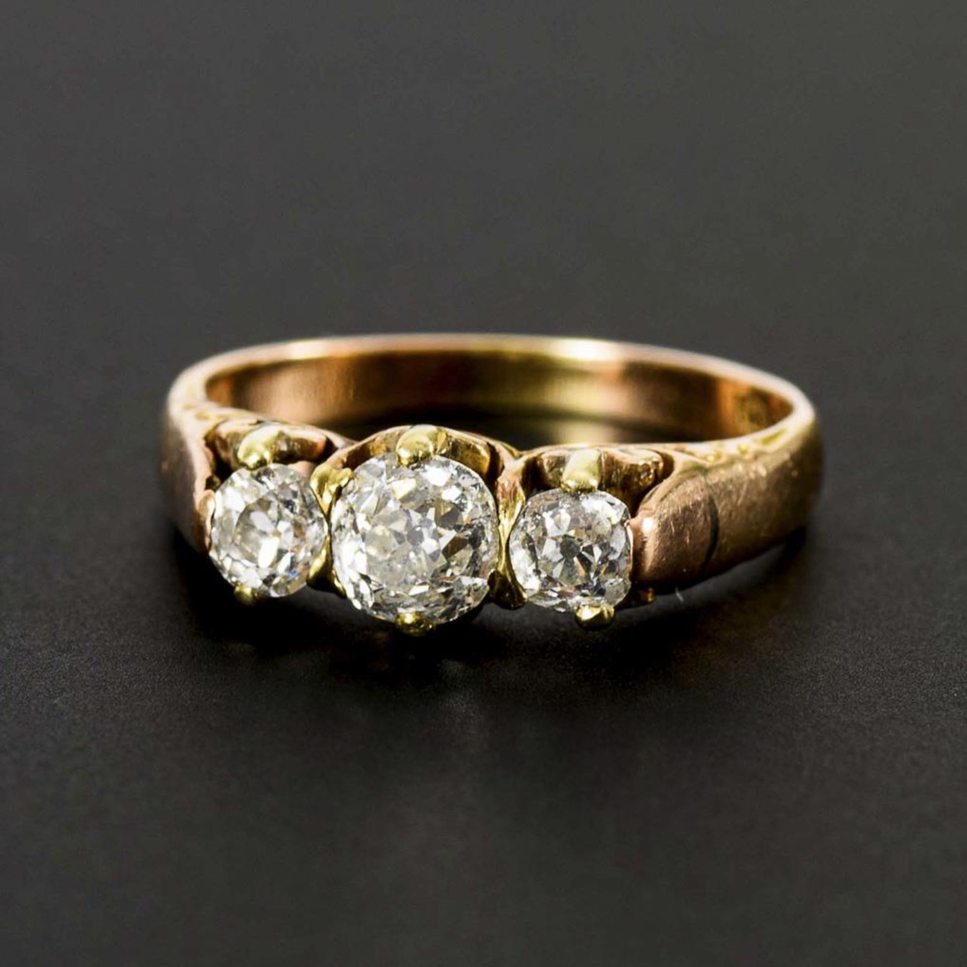 Antiker Ring mit Altschliff-Diamanten.