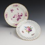 Dessertteller und Speiseteller mit Blumenmalerei. Meissen.