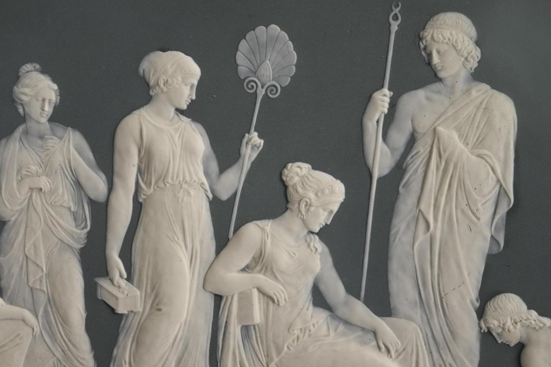 Großer Phanolith-Wandteller "Trojanische Dame mit Sklaven beim Schuhbinden".  Villeroy & Boch. - Bild 2 aus 4