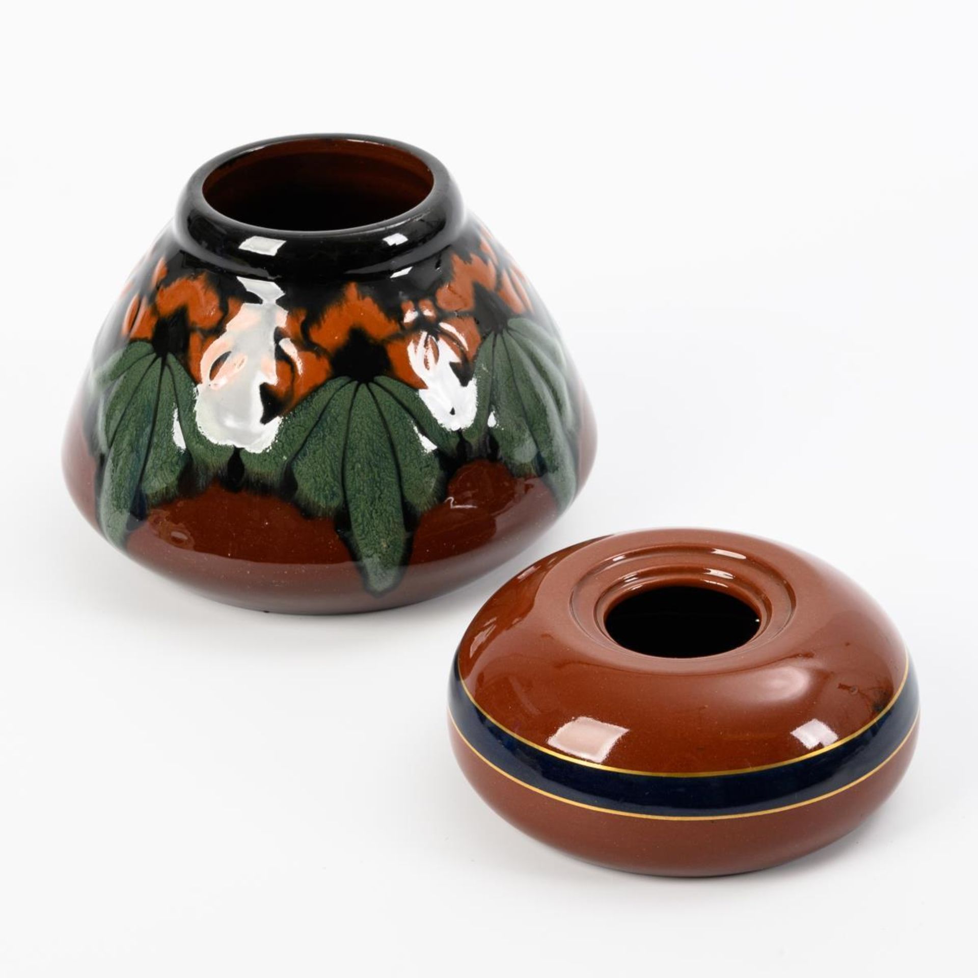 Jugendstil-Vase und flaches Rundgefäß.  Königliche Majolika-Werkstätten Cadinen.