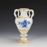 Schlangenhenkelvase mit Kornblumenmalerei. Meissen.