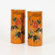 Paar Porzellan-Zylindergefäße mit oranger Wandungen.