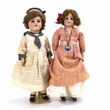 2 originalbekleidete Puppenmädchen.  Armand Marseille.