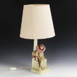 Tischlampe mit Keramik-Figur: Sitzende Pierrette mit Laute. Wiener Manufaktur Friedrich Goldsche...