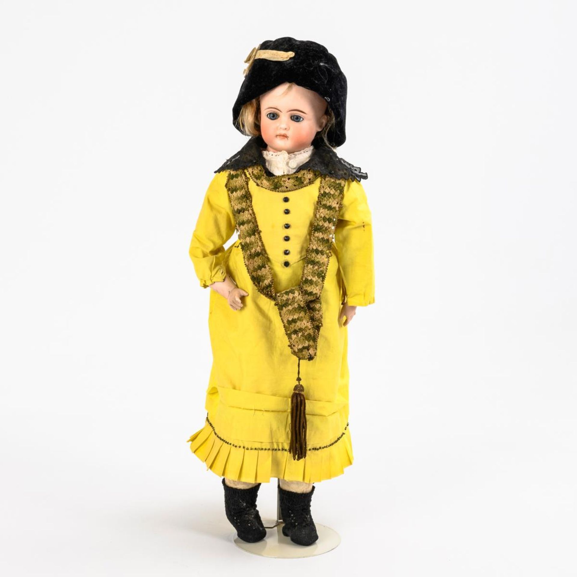 Puppendame in gelbem Kleid.  C. F. Kling.