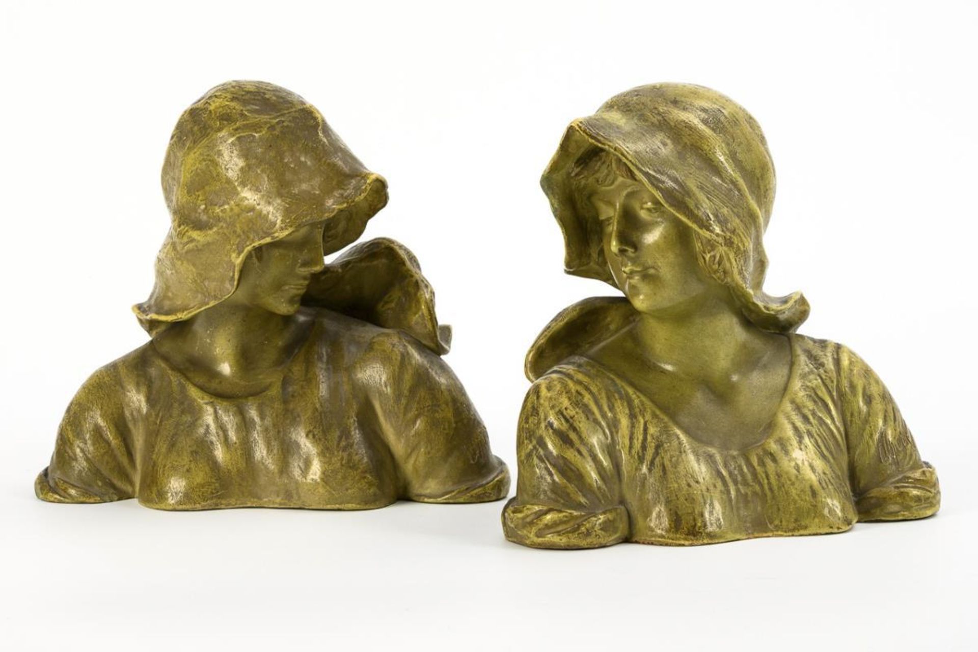 Paar Jugendstil-Frauenbüsten.  Wiener Manufaktur Friedrich Goldscheider.