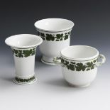 Vase und 2 Cachepots mit Weinlaubdekor.  Meissen.