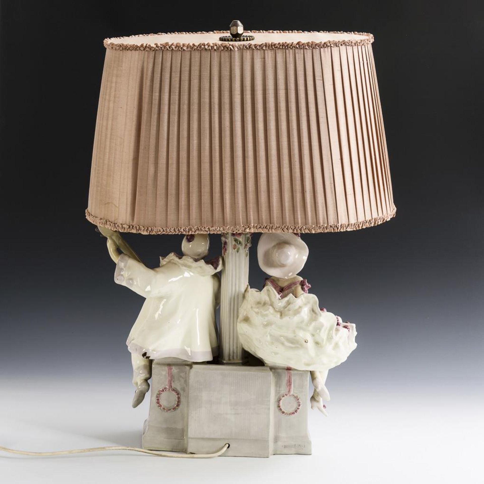 Tischlampe mit Keramik-Figuren: Harlekin und Colombine. Wiener Emailfarbenwerk Schauer & Co. - Image 3 of 6