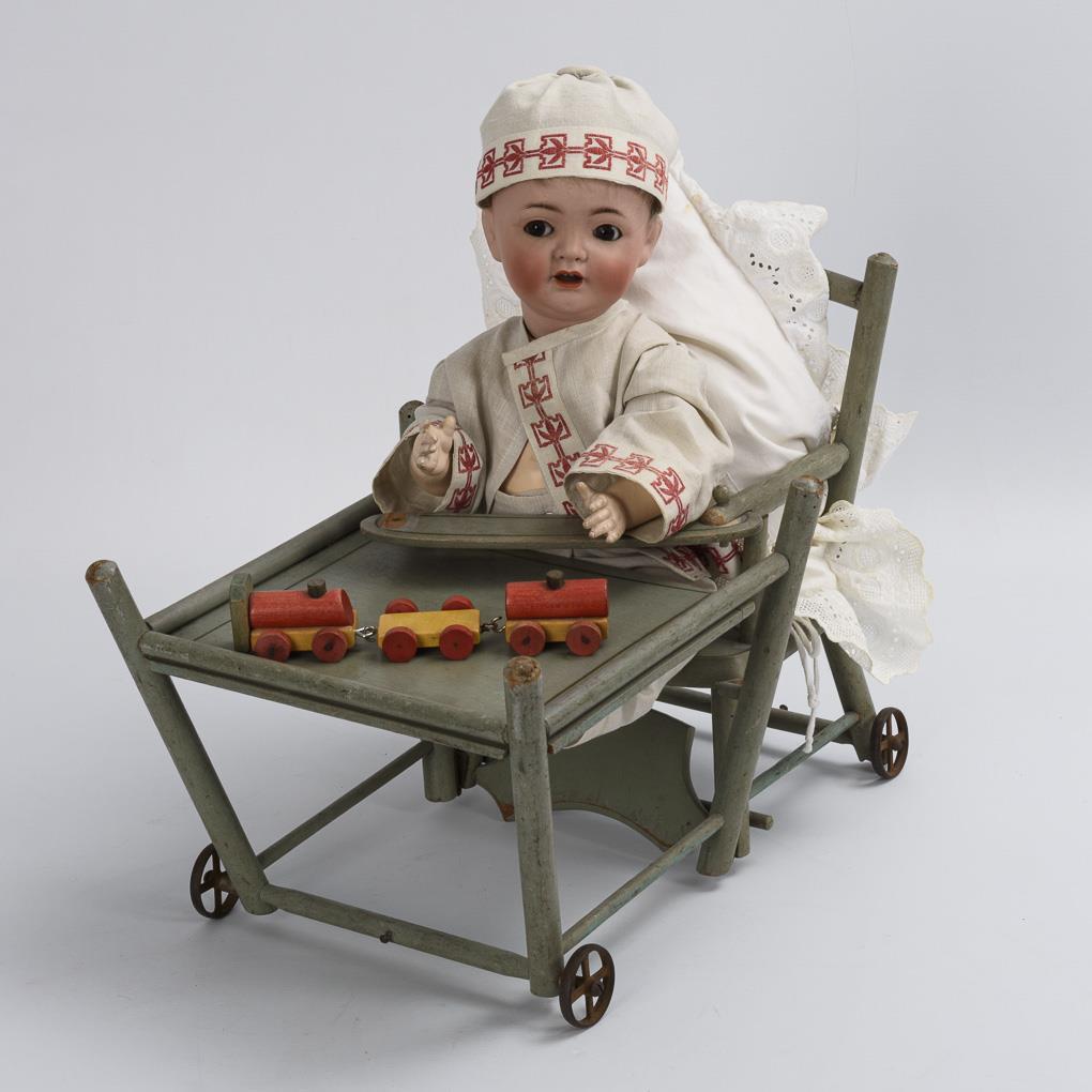 Charakterbaby mit Stuhl und Miniatur-Eisenbahn. Simon & Halbig, für Franz Schmidt & Co.