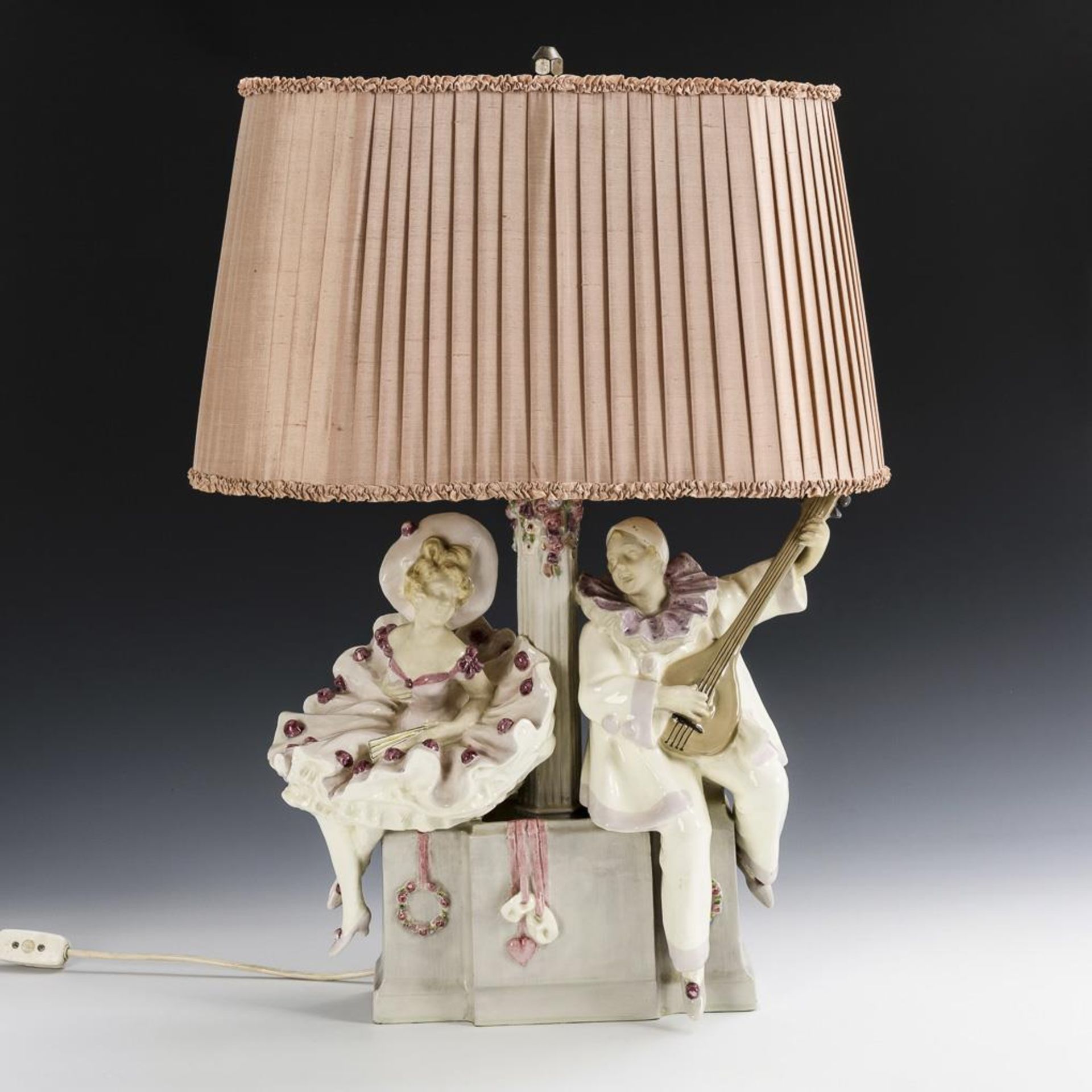 Tischlampe mit Keramik-Figuren: Harlekin und Colombine.  Wiener Emailfarbenwerk Schauer & Co.