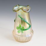 Jugendstil-Vase mit Floraldekor. Kralik.
