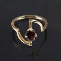 Moderner Design-Granat-Ring.