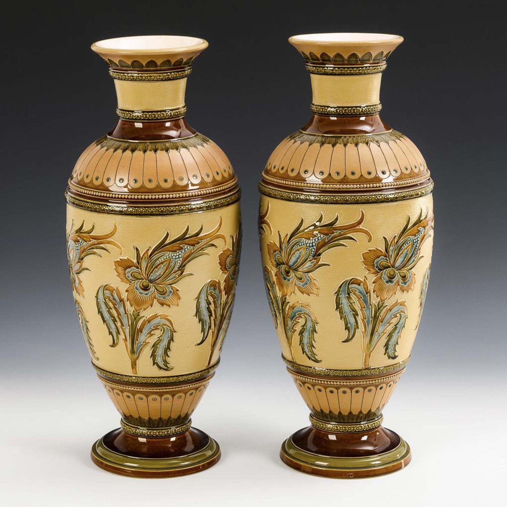 Paar große Mettlach-Vasen mit Floraldekor.  Villeroy & Boch.