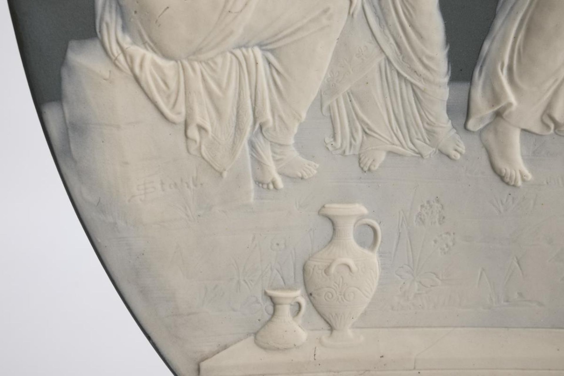 Großer Phanolith-Wandteller "Trojanische Dame mit Sklaven beim Schuhbinden".  Villeroy & Boch. - Bild 4 aus 4
