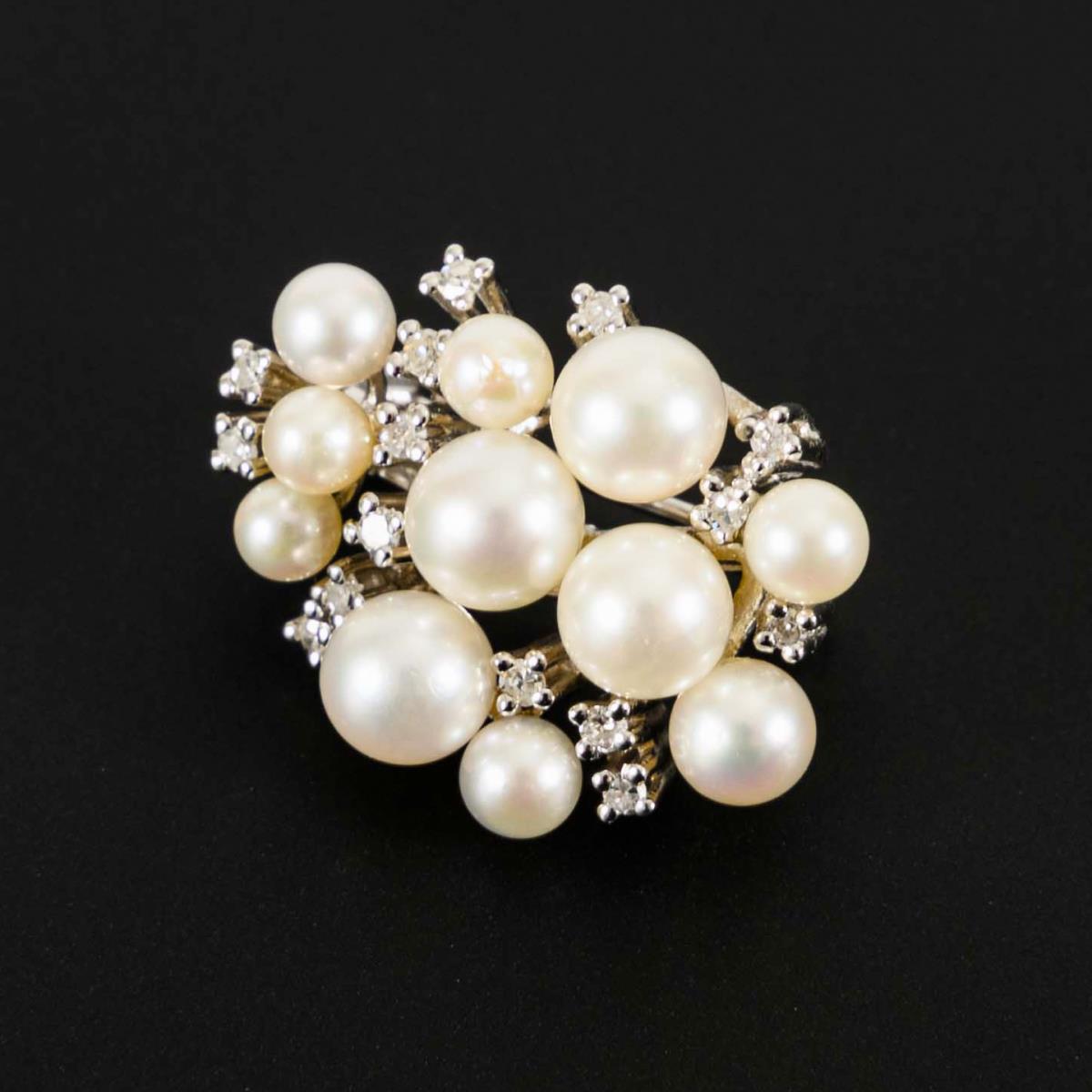 Perlenkettenverkürzer mit Akoyazuchtperlen und Diamanten.