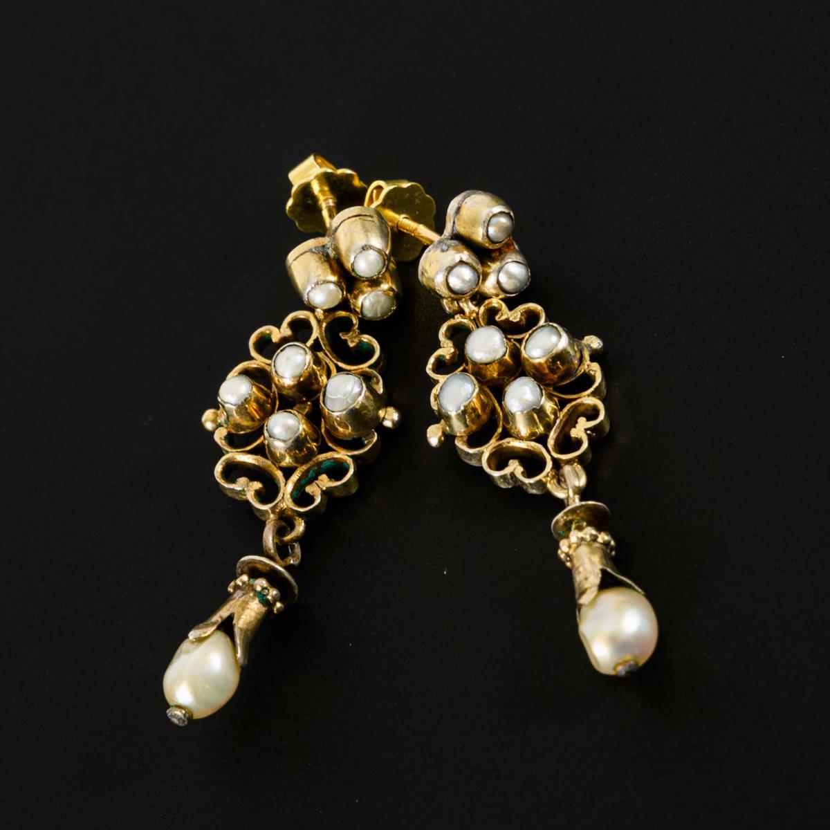 Antikes Ohrsteckerpaar mit Perlen.