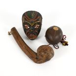 3x Indonesien: Keule, Maske, Kokosnussgefäß.