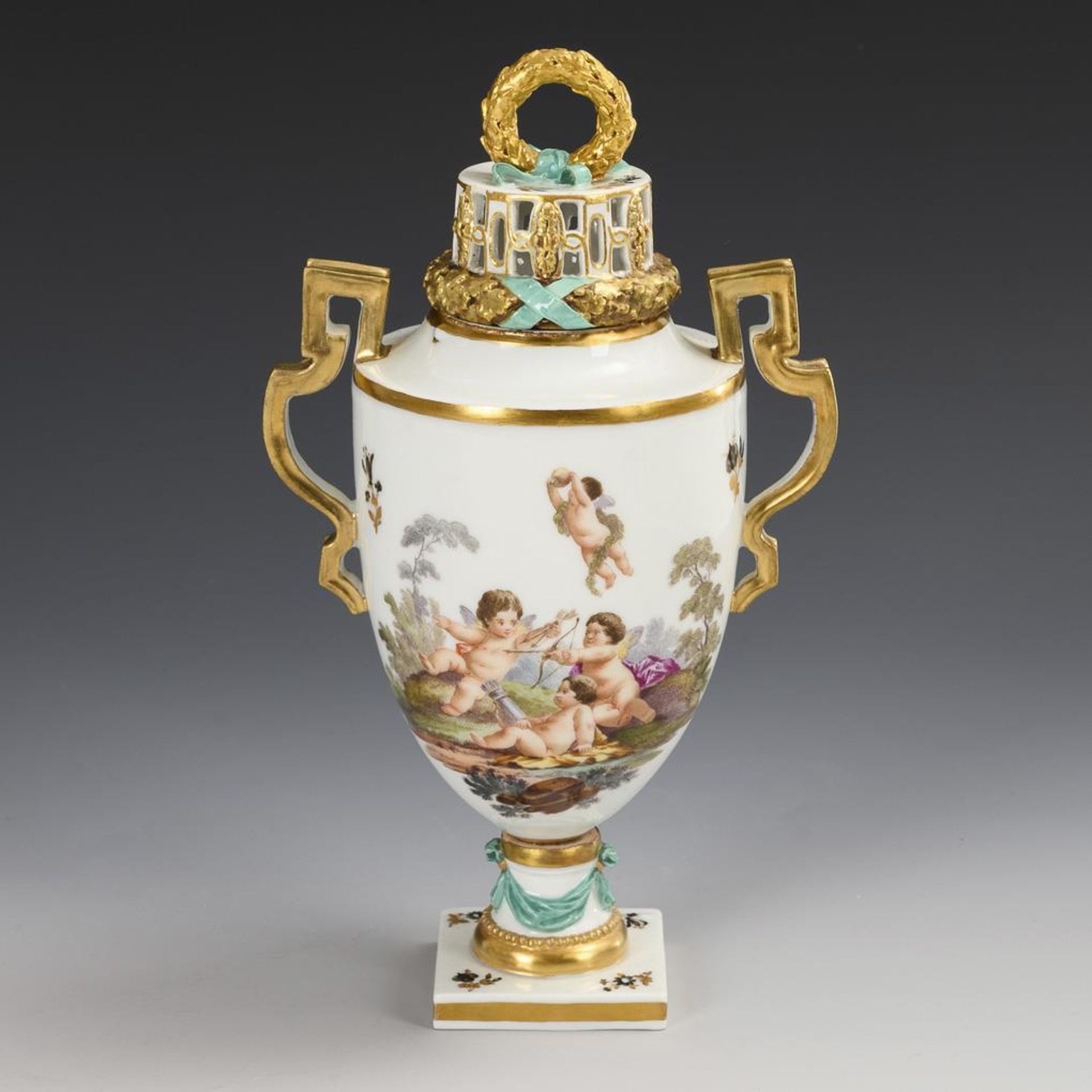 Potpourrivase mit Puttenmalerei.  Meissen.