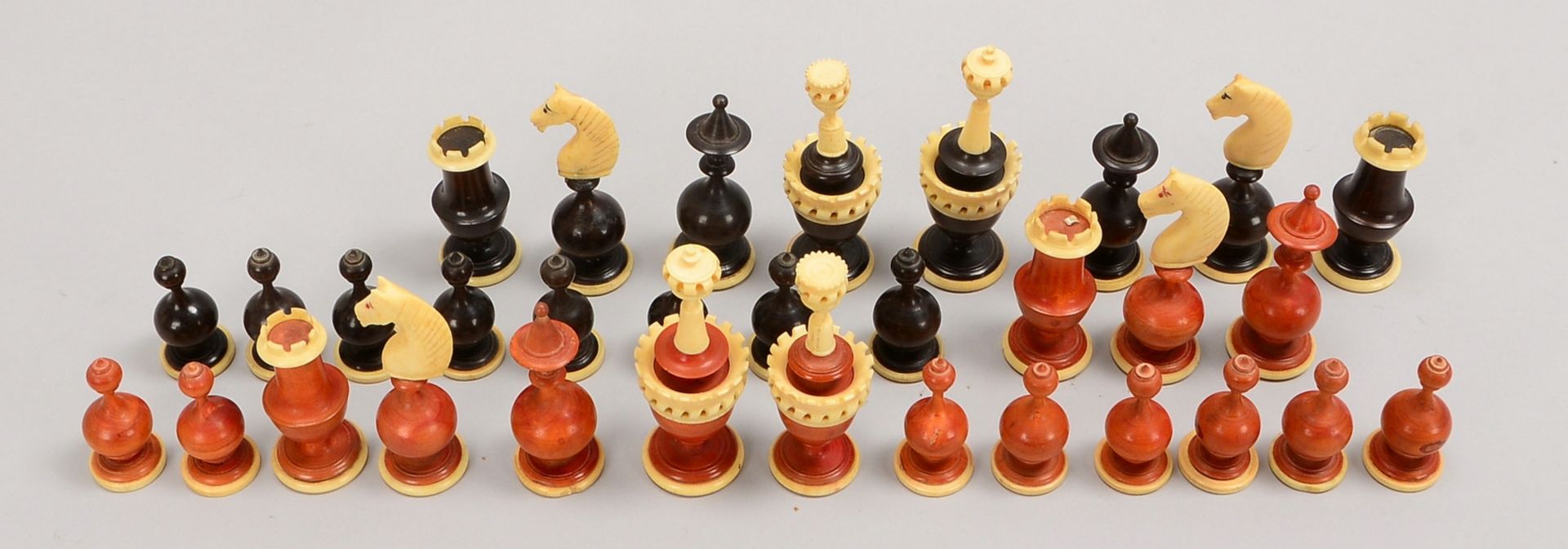 Schach-Spielfiguren, Bein/Holz, kompl., im Karton (einzelner 'Springer' mit Klebstelle) - Bild 2 aus 2