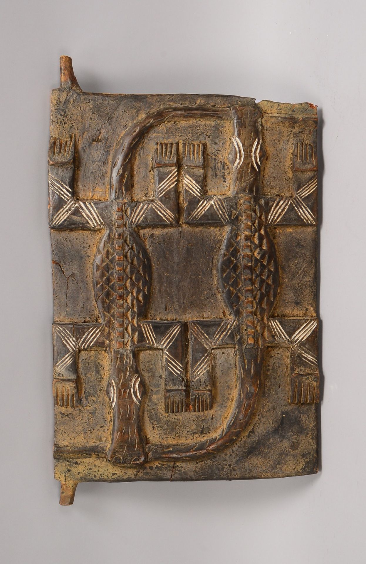 Getreidespeicher-T&uuml;r, Holz mit geschn. Relief (&#039;Zwei Krokodile&#039;); Ma&szlig;e 49 x 34