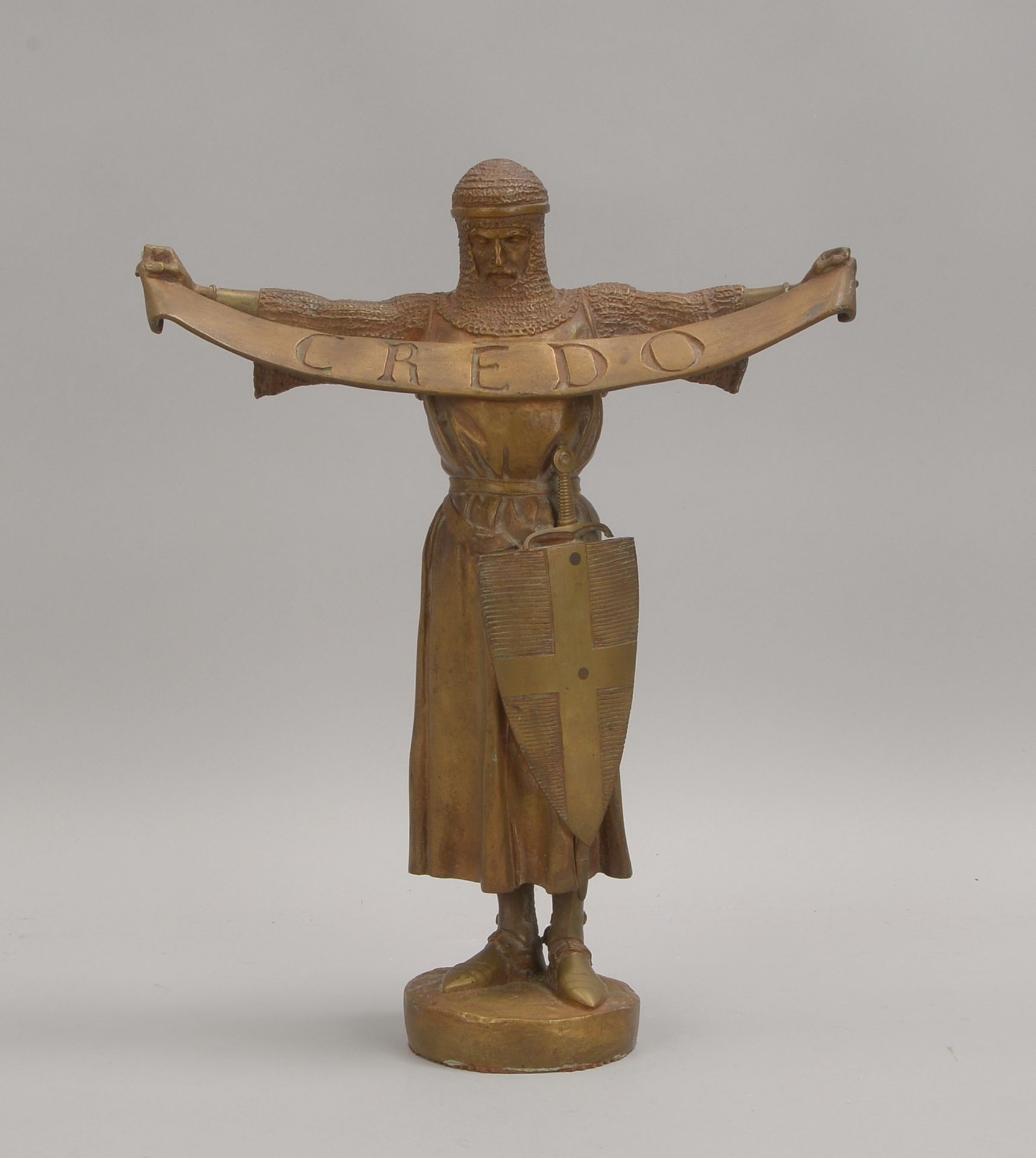 Frémiet, Emmanuel, Bronzeskulptur, 'Credo' - Statuette eines Kreuzritters mit Banner, sign.
