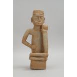 Steinskulptur (DR Kongo), &#039;Sitzender Mann - auf die Hand gest&uuml;tzt&#039;; H&ouml;he 36 cm
